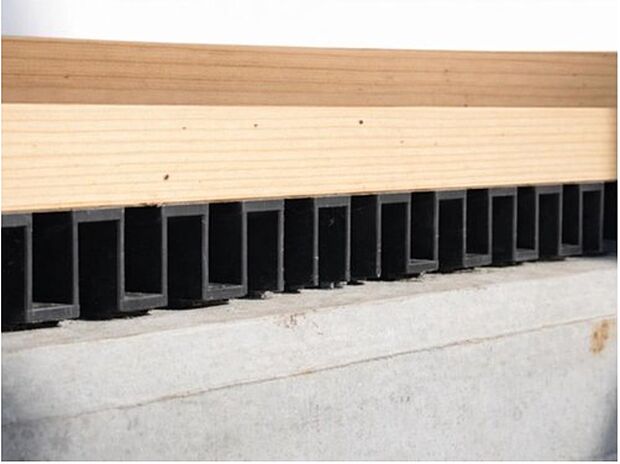 【【ロング基礎パッキン】】基礎パッキンを使用することで基礎の全周が換気口に早変わり。 コーナー部分もしっかり換気ができ床下をカラリと保つことがきます。 基礎と土台間に敷きこむことで、土台と基礎が直接触れるのを防ぎ、コンクリートから木部への水分移動もシャットアウトする効果があります。