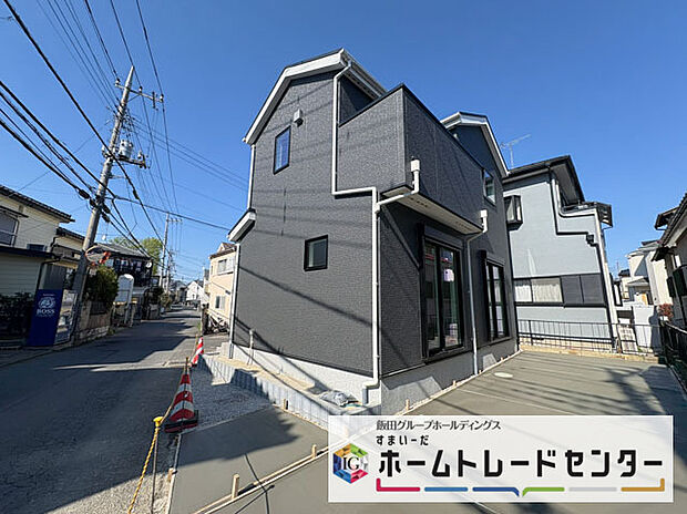 【玄関】◆TVモニター付きインターホンはカラーモニターで来訪者もひとめで分かります♪留守の間の来訪者が確認できる嬉しい録画機能付き！お子様が一人で留守番の間も安心です。