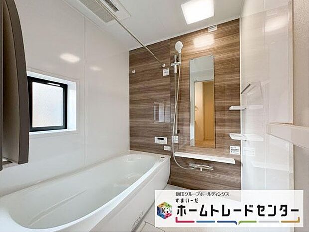 【浴室】◆毎日の疲れをいやす浴室は1坪タイプです。足を伸ばしてゆっくりとくつろげます。浴室暖房乾燥機も標準装備です♪