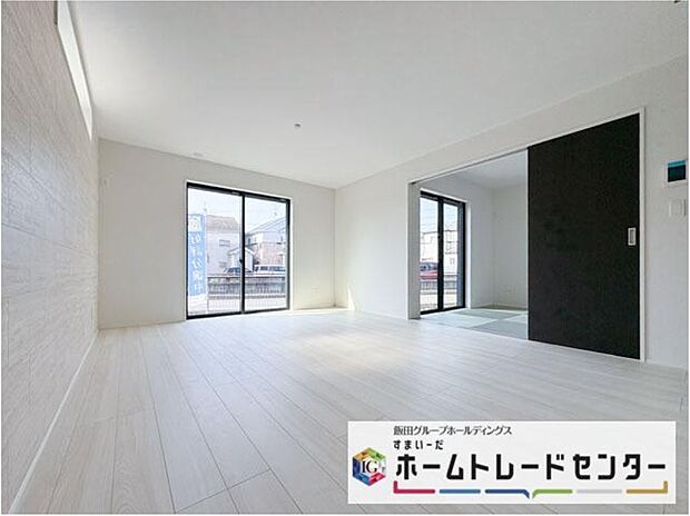 【リビング】◆南向きの大きな窓から明るい陽射しがたっぷり入ります。一日を通して陽射しをしっかり取り込んでくれる2面採光なので、夜まで照明いらずで過ごせます♪