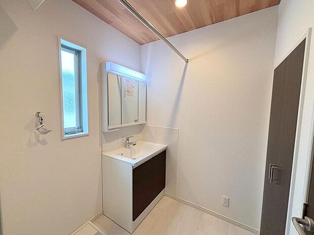 【洗面台・洗面所】◆洗面スペースはお掃除やメンテナンスが楽にできる様に設計されております。ドラム式の洗濯機を配置しても十分なスペースを確保した設計となっております。