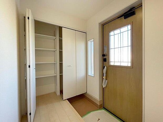 【玄関】◆お家で出会う人々を迎える玄関だからこそ、広々清潔感あふれる空間にしたいものです。採光・通風にも配慮された設計で毎日明るい空間をキープします♪