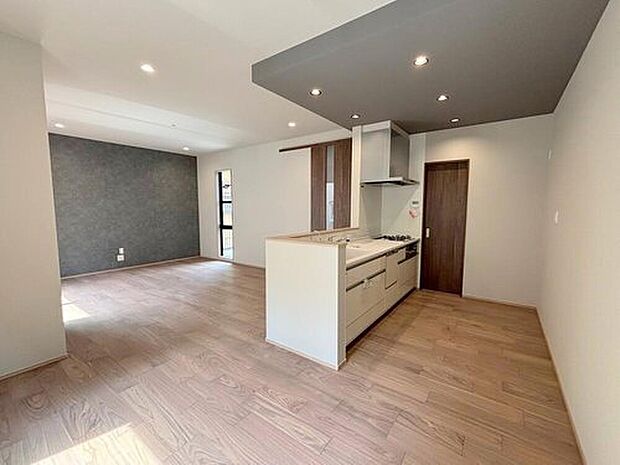 【リビング】◆LDKはご家族みんなが揃う大切な空間です♪テーブルやソファ、カーテン選び、レイアウトを考えるのも楽しいですね♪笑顔溢れる楽しい暮らしをイメージしながらご見学ください♪