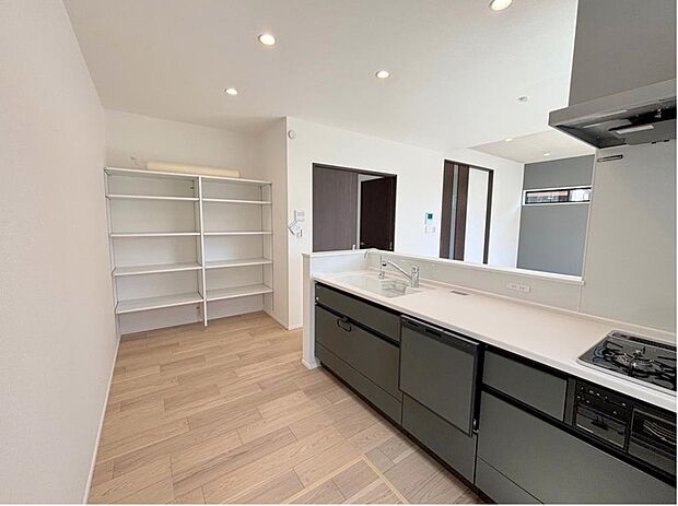 【キッチン】◆小さなお子様の一人遊びやお昼寝をしている時も、お食事の準備をしながら見守りが出来る安心の対面式キッチンです♪