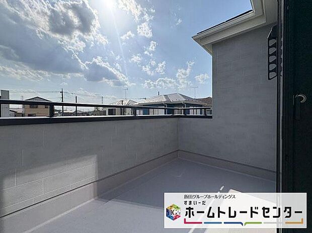 【バルコニー】◆南向きのバルコニーの前には雲以外に太陽を遮るものがありません。お洗濯物も乾きやすく、何より明るく気持ちのいい光が入ってきます。