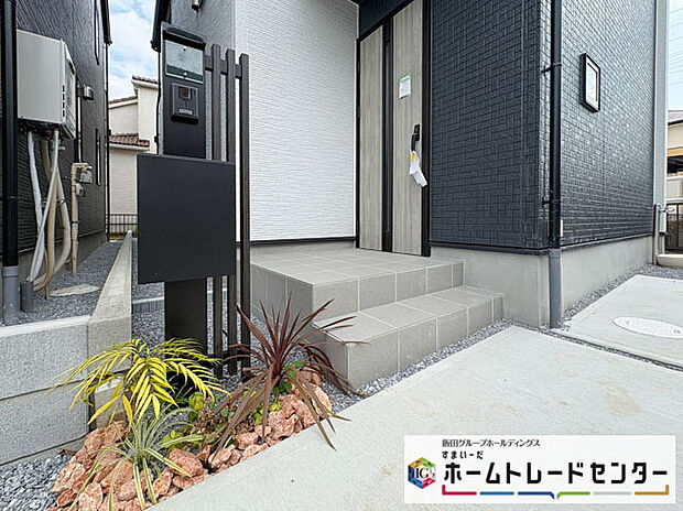【玄関】◆TVモニター付きインターホンはカラーモニターで来訪者もひとめで分かります♪留守の間の来訪者が確認できる嬉しい録画機能付き!お子様が一人で留守番の間も安心です。