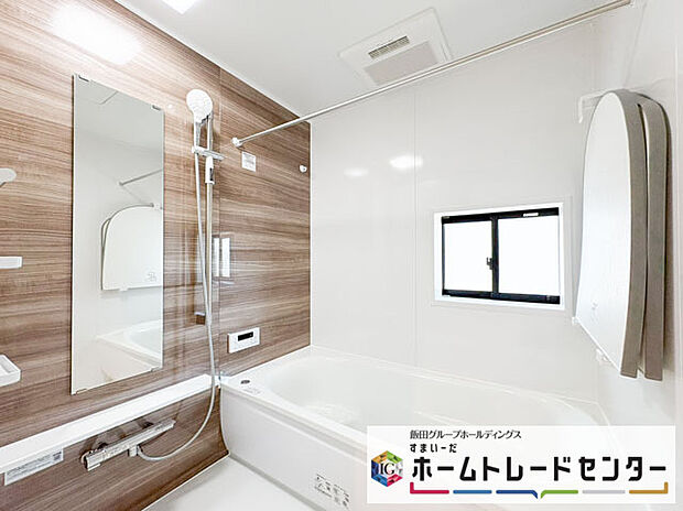 【バスルーム】◆毎日の疲れをいやす浴室は1坪タイプです。足を伸ばしてゆっくりとくつろげます。浴室暖房乾燥機も標準装備です♪