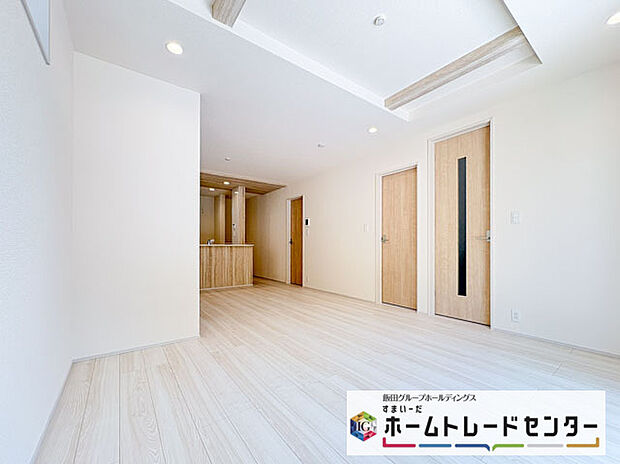 【リビング】◆リビングを温かく居心地の良い空間にしてくれる木目調の柔らかな風合い。休日はご家族みんなの癒しや憩いの場となってくれます♪