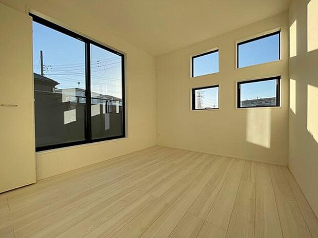 【リビング以外の居室】◆居室のサッシにはペアガラスを採用、高い断熱性による省エネと結露対策に有効です。室内を快適な空間に代えてくれます。現地の通風や採光も実際にご確認下さいませ