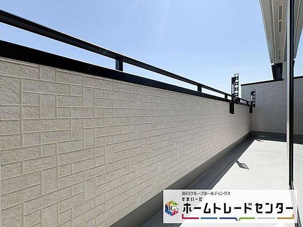 【バルコニー】◆南向きのバルコニーの前には雲以外に太陽を遮るものがありません。お洗濯物も乾きやすく、何より明るく気持ちのいい光が入ってきます。