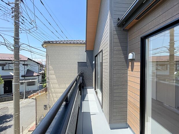 【バルコニー】◆南向きのバルコニーの前には雲以外に太陽を遮るものがありません。お洗濯物も乾きやすく、何より明るく気持ちのいい光が入ってきます。