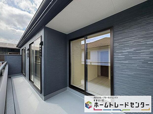 【バルコニー】◆南向きのバルコニーの前には雲以外に太陽を遮るものがありません。お洗濯物も乾きやすく、何より明るく気持ちのいい光が入ってきます。