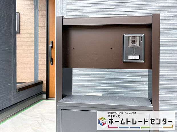 【玄関】◆TVモニター付きインターホンはカラーモニターで来訪者もひとめで分かります♪留守の間の来訪者が確認できる嬉しい録画機能付き！お子様が一人で留守番の間も安心です。