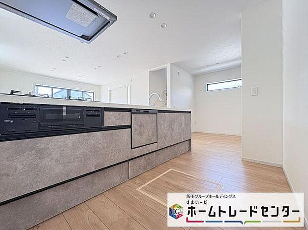 【キッチン】◆人気の対面式キッチン。お食事の準備をしながらでもご家族とのコミュニケーションを楽しめます♪ぜひご見学の際にはキッチンに立ち、生活をイメージしてください。
