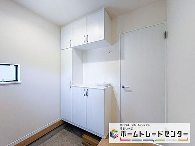 【玄関】◆お家で出会う人々を迎える玄関だからこそ、広々清潔感あふれる空間にしたいものです。採光・通風にも配慮された設計で毎日明るい空間をキープします♪