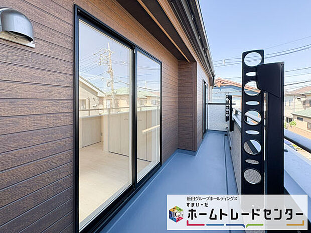 【バルコニー】◆南向きのバルコニーの前には雲以外に太陽を遮るものがありません。お洗濯物も乾きやすく、何より明るく気持ちのいい光が入ってきます。