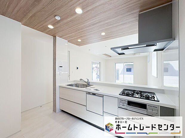 【キッチン】◆人気の対面式キッチン。お食事の準備をしながらでもご家族とのコミュニケーションを楽しめます♪ぜひご見学の際にはキッチンに立ち、生活をイメージしてください。