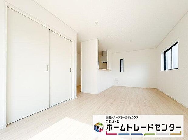 【リビング】◆大きな窓は遮音性に優れたペアガラスの窓となっています。リビングでたくさんはしゃいで遊んでも、お子様の声を気にしなくて大丈夫です♪
