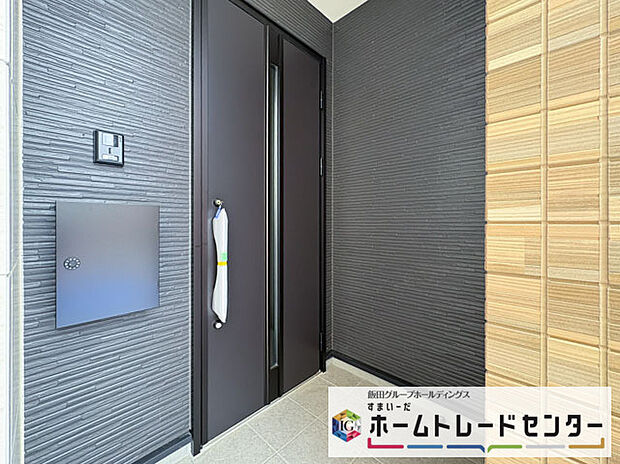 【玄関】◆TVモニター付きインターホンはカラーモニターで来訪者もひとめで分かります♪留守の間の来訪者が確認できる嬉しい録画機能付き！お子様が一人で留守番の間も安心です。