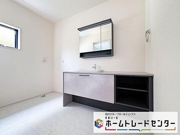 【洗面台・洗面所】◆洗面スペースはお掃除やメンテナンスが楽にできる様に設計されております。ドラム式の洗濯機を配置しても十分なスペースを確保した設計となっております。

