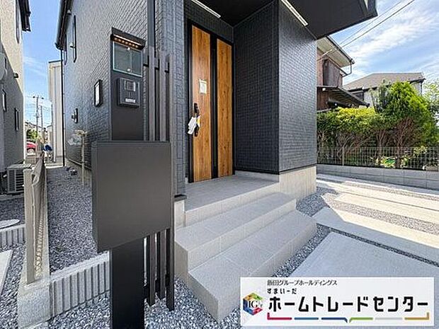 【玄関】◆TVモニター付きインターホンはカラーモニターで来訪者もひとめで分かります♪留守の間の来訪者が確認できる嬉しい録画機能付き！お子様が一人で留守番の間も安心です。
