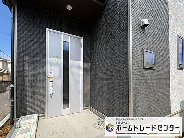 【玄関】◆TVモニター付きインターホンはカラーモニターで来訪者もひとめで分かります♪留守の間の来訪者が確認できる嬉しい録画機能付き！お子様が一人で留守番の間も安心です。