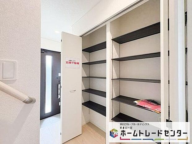 【玄関】◆お家で出会う人々を迎える玄関だからこそ、広々清潔感あふれる空間にしたいものです。採光・通風にも配慮された設計で毎日明るい空間をキープします♪