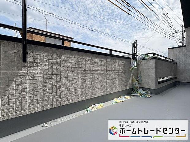【バルコニー】◆南向きのバルコニーの前には雲以外に太陽を遮るものがありません。お洗濯物も乾きやすく、何より明るく気持ちのいい光が入ってきます。