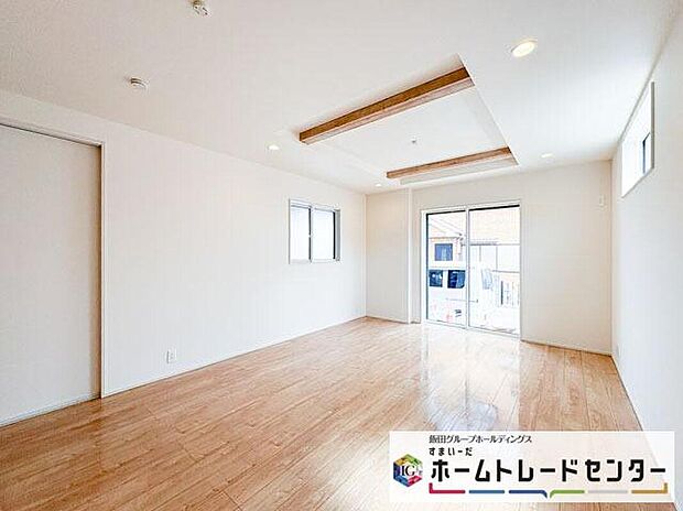【リビング】◆南向きの大きな窓から明るい陽射しがたっぷり入ります。一日を通して陽射しをしっかり取り込んでくれる2面採光なので、夜まで照明いらずで過ごせます♪