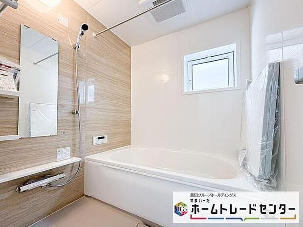 【浴室】◆毎日の疲れをいやす浴室は1坪タイプです。足を伸ばしてゆっくりとくつろげます。浴室暖房乾燥機も標準装備です♪
