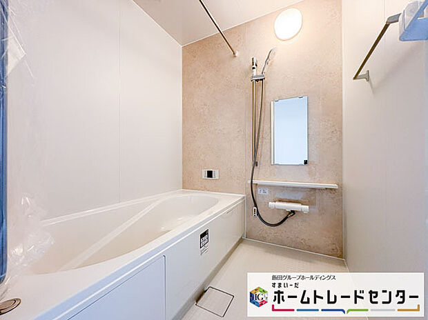 【バスルーム】◆毎日の疲れをいやす浴室は1坪タイプです。足を伸ばしてゆっくりとくつろげます。浴室暖房乾燥機も標準装備です♪
