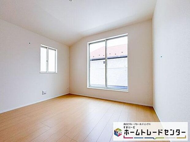【リビング以外の居室】◆居室のサッシにはペアガラスを採用、高い断熱性による省エネと結露対策に有効です。室内を快適な空間に代えてくれます。現地の通風や採光も実際にご確認下さいませ

