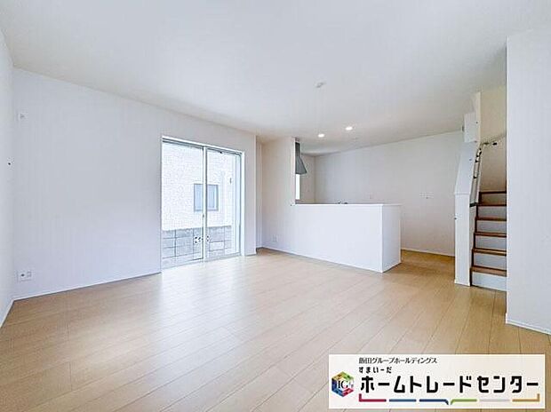 【リビング】◆LDKはご家族みんなが揃う大切な空間です♪テーブルやソファ、カーテン選び、レイアウトを考えるのも楽しいですね♪笑顔溢れる楽しい暮らしをイメージしながらご見学ください♪