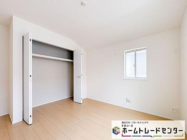 【リビング以外の居室】◆2階の各居室にはそれぞれ収納を完備！しっかりとした容量のスペースを確保しているので、お部屋は美しい空間を保てますね♪