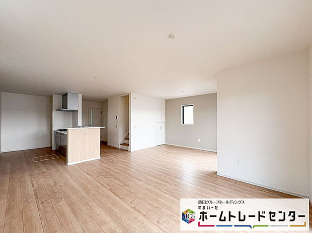 【リビング】◆リビングを温かく居心地の良い空間にしてくれる木目調の柔らかな風合い。休日はご家族みんなの癒しや憩いの場となってくれます♪