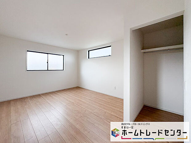 【ベッドルーム】◆2階の各居室にはそれぞれ収納を完備！しっかりとした容量のスペースを確保しているので、お部屋は美しい空間を保てますね♪