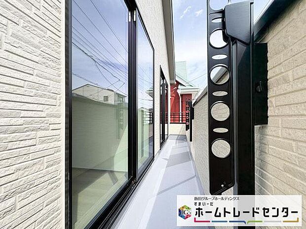 【バルコニー】◆南向きのバルコニーの前には雲以外に太陽を遮るものがありません。お洗濯物も乾きやすく、何より明るく気持ちのいい光が入ってきます。
