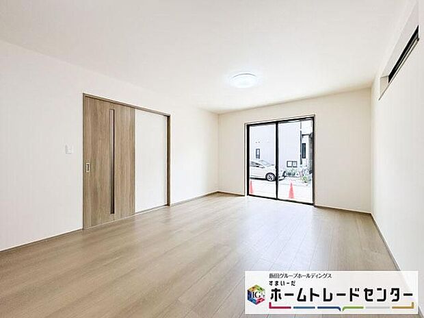 【リビング】◆リビングを温かく居心地の良い空間にしてくれる木目調の柔らかな風合い。休日はご家族みんなの癒しや憩いの場となってくれます♪