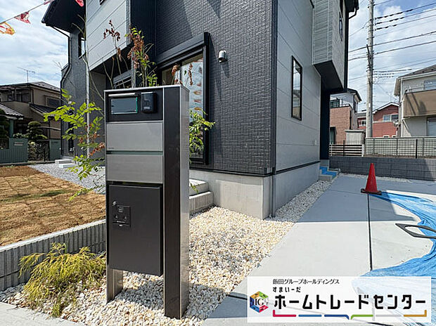 【玄関】◆TVモニター付きインターホンはカラーモニターで来訪者もひとめで分かります♪留守の間の来訪者が確認できる嬉しい録画機能付き！お子様が一人で留守番の間も安心です。
