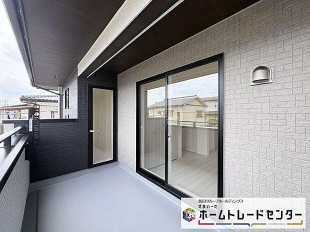 【バルコニー】◆南向きのバルコニーの前には雲以外に太陽を遮るものがありません。お洗濯物も乾きやすく、何より明るく気持ちのいい光が入ってきます。