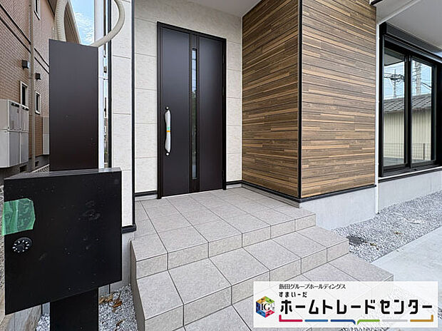 【玄関】◆TVモニター付きインターホンはカラーモニターで来訪者もひとめで分かります♪留守の間の来訪者が確認できる嬉しい録画機能付き!お子様が一人で留守番の間も安心です。