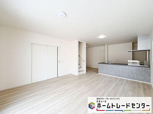 【リビング】◆LDKはご家族みんなが揃う大切な空間です♪テーブルやソファ、カーテン選び、レイアウトを考えるのも楽しいですね♪笑顔溢れる楽しい暮らしをイメージしながらご見学ください♪
