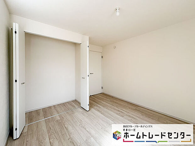 【リビング以外の居室】◆2階の各居室にはそれぞれ収納を完備!しっかりとした容量のスペースを確保しているので、お部屋は美しい空間を保てますね♪