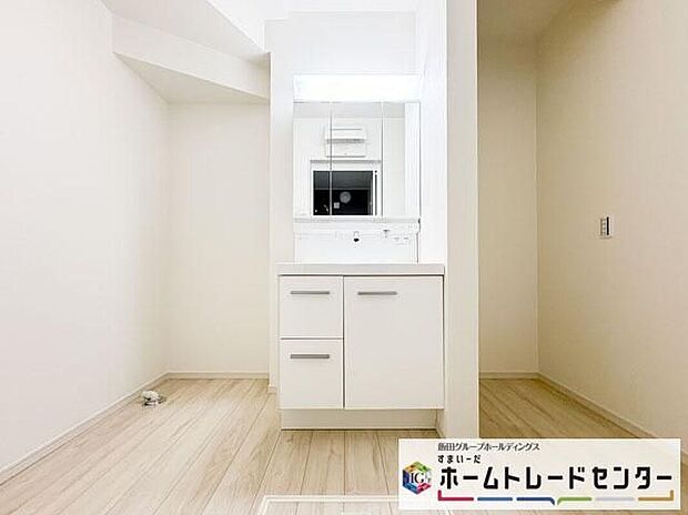 【洗面台・洗面所】◆洗面スペースはお掃除やメンテナンスが楽にできる様に設計されております。ドラム式の洗濯機を配置しても十分なスペースを確保した設計となっております。