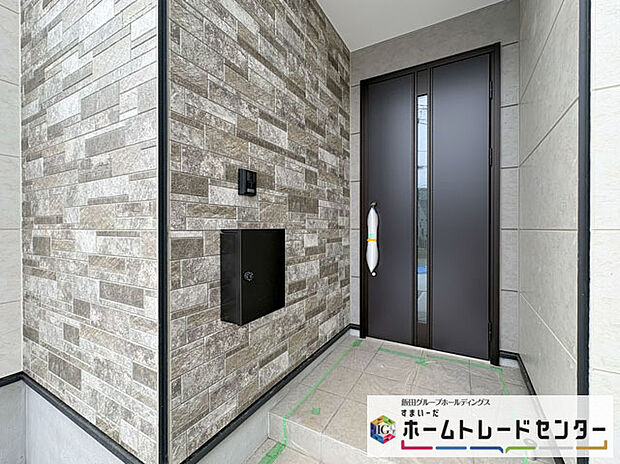 【玄関】◆TVモニター付きインターホンはカラーモニターで来訪者もひとめで分かります♪留守の間の来訪者が確認できる嬉しい録画機能付き!お子様が一人で留守番の間も安心です。