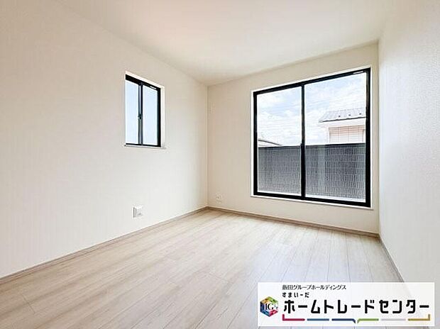 【リビング以外の居室】◆居室のサッシにはペアガラスを採用、高い断熱性による省エネと結露対策に有効です。室内を快適な空間に代えてくれます。現地の通風や採光も実際にご確認下さいませ