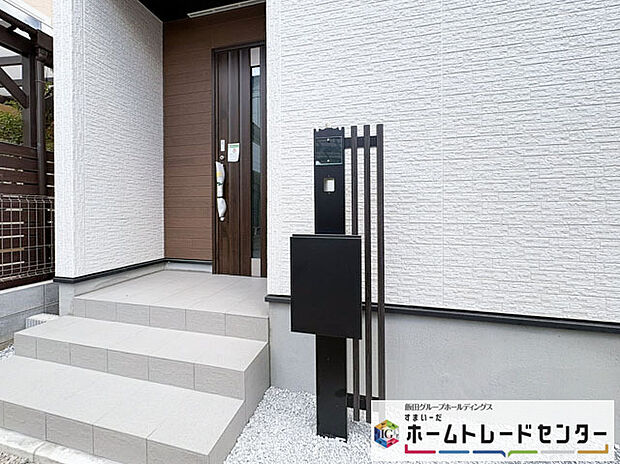 【玄関】◆TVモニター付きインターホンはカラーモニターで来訪者もひとめで分かります♪留守の間の来訪者が確認できる嬉しい録画機能付き!お子様が一人で留守番の間も安心です。