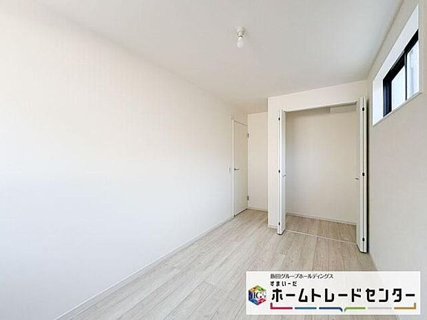 【リビング以外の居室】◆2階の各居室にはそれぞれ収納を完備!しっかりとした容量のスペースを確保しているので、お部屋は美しい空間を保てますね♪