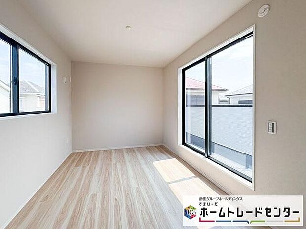 【リビング以外の居室】◆居室のサッシにはペアガラスを採用、高い断熱性による省エネと結露対策に有効です。室内を快適な空間に代えてくれます。現地の通風や採光も実際にご確認下さいませ