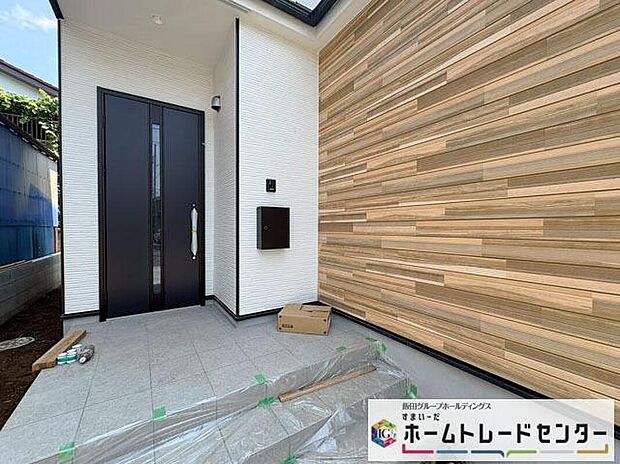 【玄関】◆TVモニター付きインターホンはカラーモニターで来訪者もひとめで分かります♪留守の間の来訪者が確認できる嬉しい録画機能付き!お子様が一人で留守番の間も安心です。